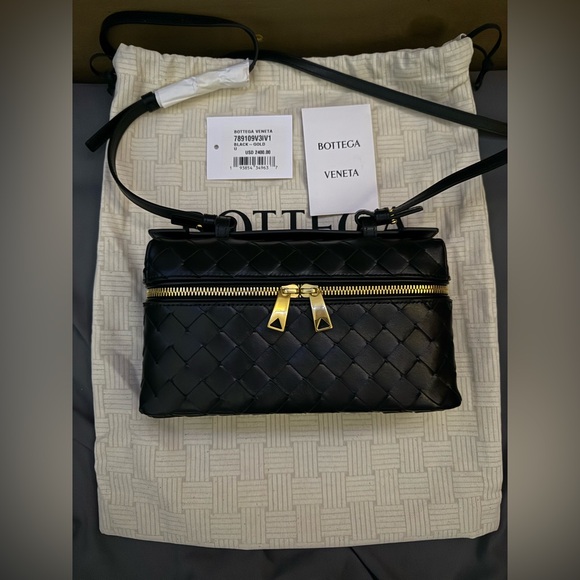 ❗️Sold Bottega Veneta
Intrecciato Leather Convertible
Vanity Case - Picture 8 of 8